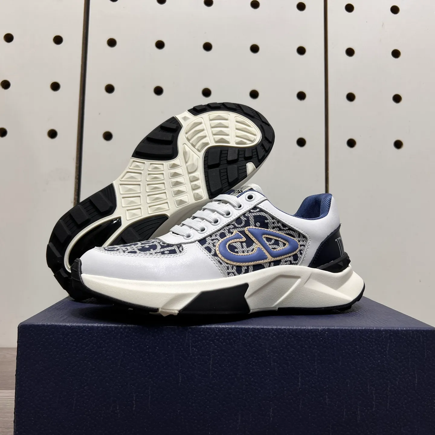 Factory price: 438💰Dior original quality.~ Unique modern style sneakers. 🏃A must-have casual shoe for trendy men😍😍 Imported cowhide fabric, sheepskin foot pads (refuse to discolor and grind feet) soles: Original soles specially provided by the original factory, French lazy style design ⚠️Fit to the feet, original quality, super comfortable original soles. Just like shooting the real thing 🎬The real thing is better, high-quality sneakers, size: 38-44 (45 and 46 can be customized)